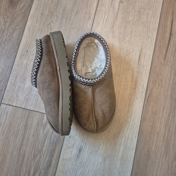 Shoes - Picture 2 of 4